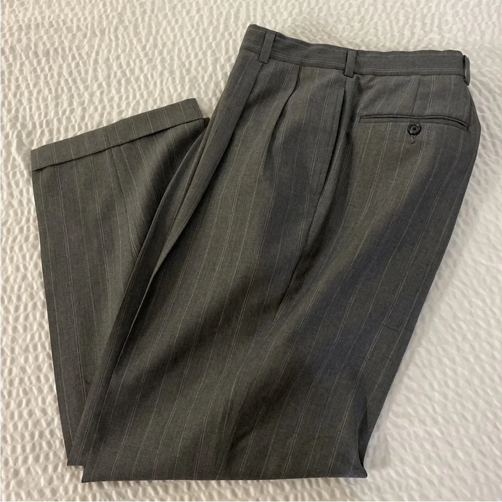 TOMMY HILFIGER Made in USA Vintage Everyday Gray Wool‎ Stripe Suit Size 42